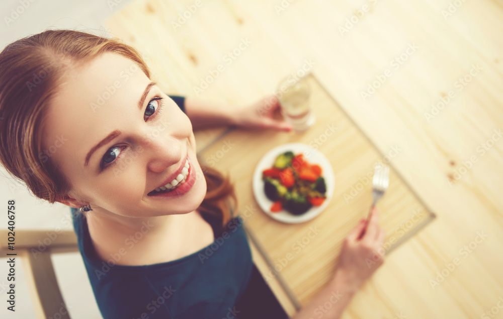 年轻健康女性在家厨房吃蔬菜