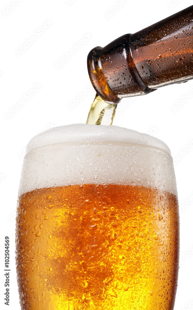 将啤酒倒入玻璃杯的过程。