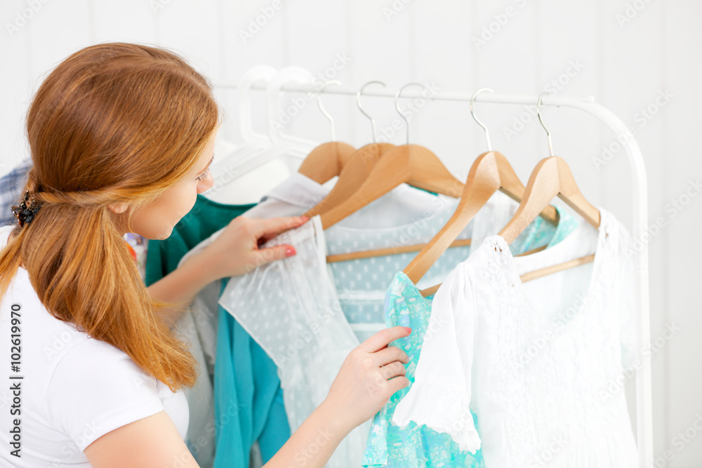 女人在衣柜里选衣服