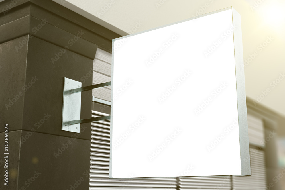 室外建筑上的空白白色方形墙壁指示牌，模拟