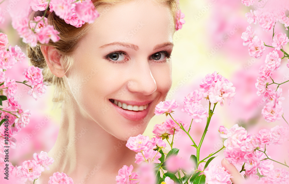 粉色花朵的年轻美女的美丽面孔