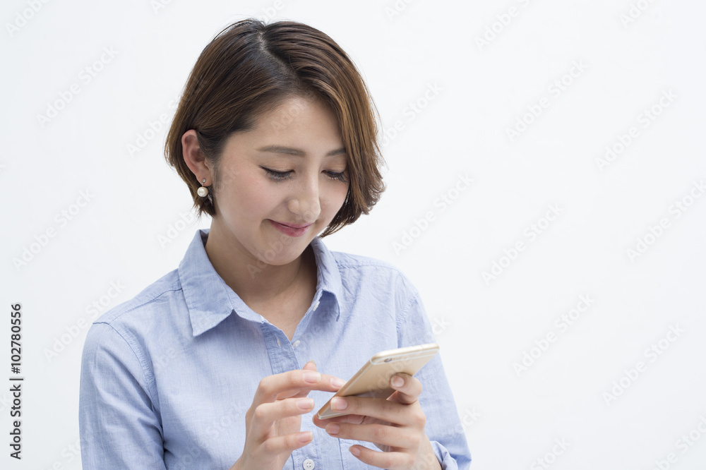 女性在智能手机上愉快地发送电子邮件