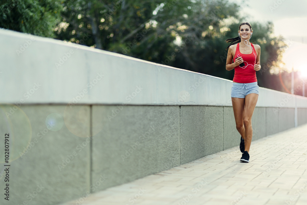 健康女性在城市慢跑