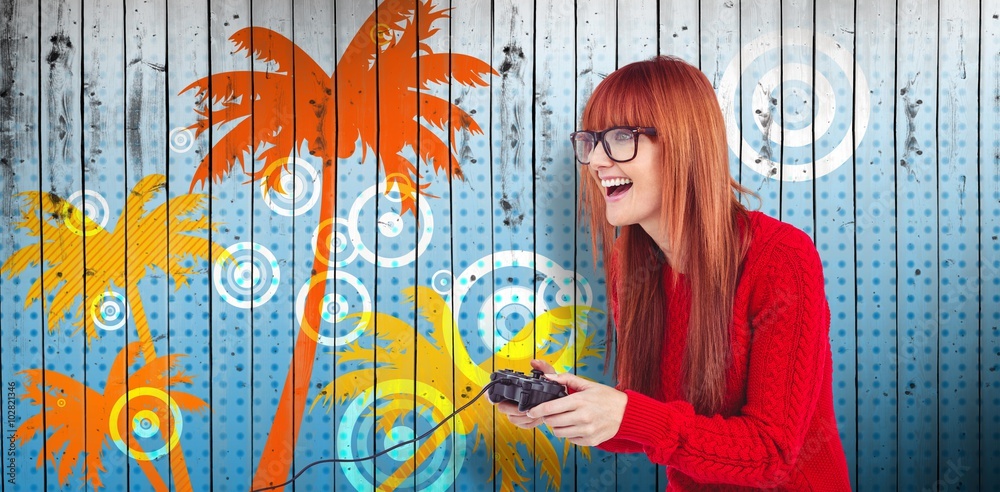 微笑的时髦女人玩电子游戏的合成图像