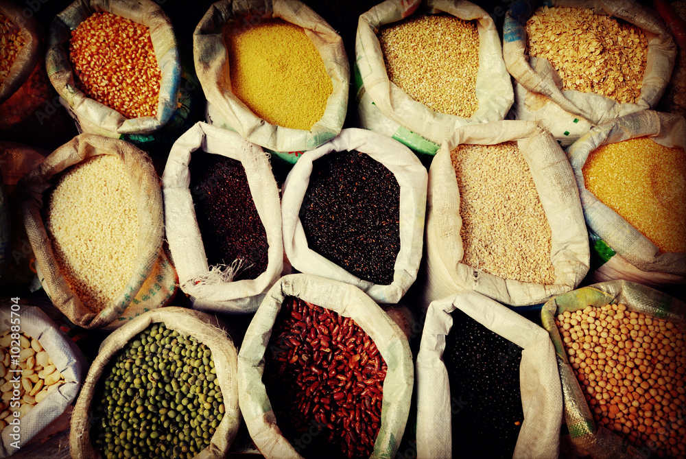 多样化多色豆类豆袋市场概念