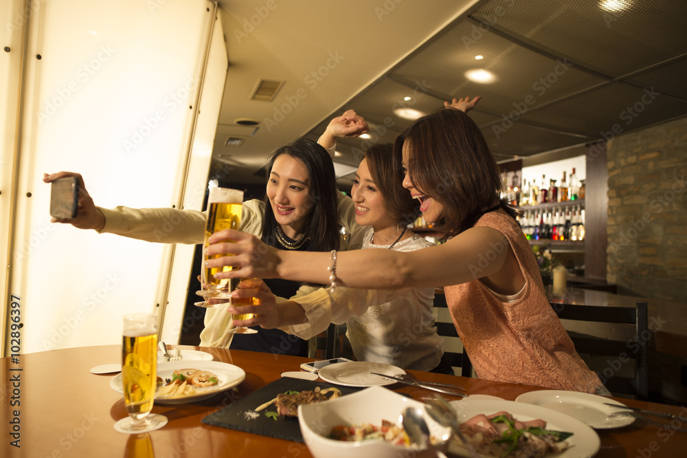 三个女人取代了你在智能手机里用啤酒祝酒的位置