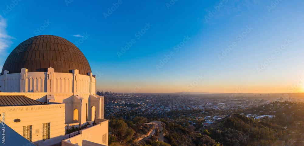 从格里菲斯天文台俯瞰洛杉矶市中心天际线的全景。