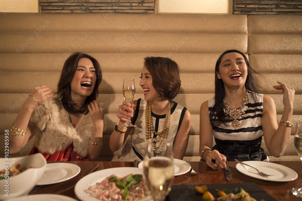 三个女人在餐厅里醉醺醺地大笑