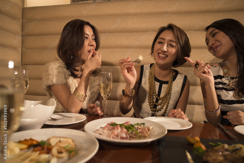 三个女人在餐厅用餐时大笑