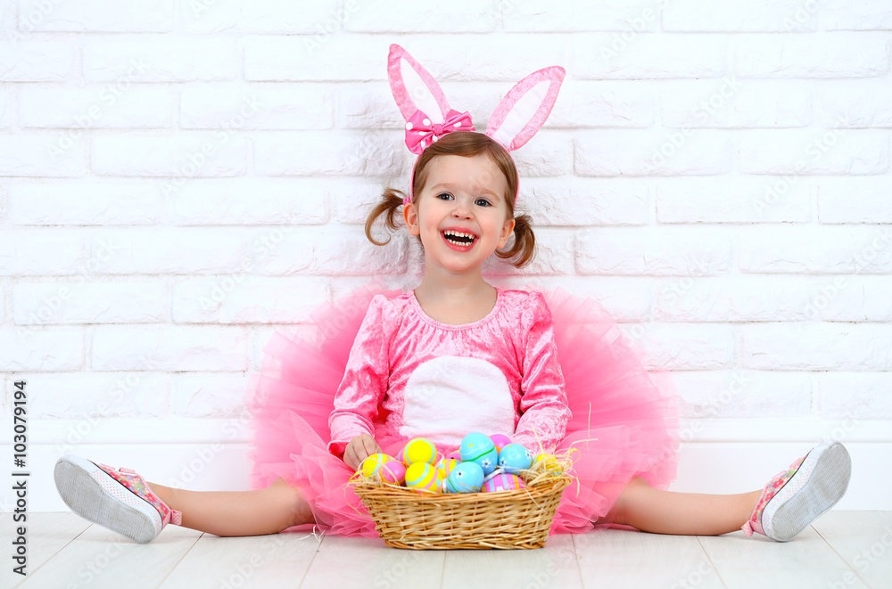 穿着戏服的快乐小女孩带篮子的复活节兔子