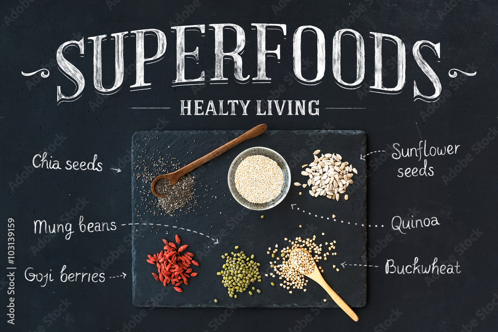 黑色黑板背景的超级食品：枸杞、奇亚、绿豆、荞麦、藜麦、向日葵