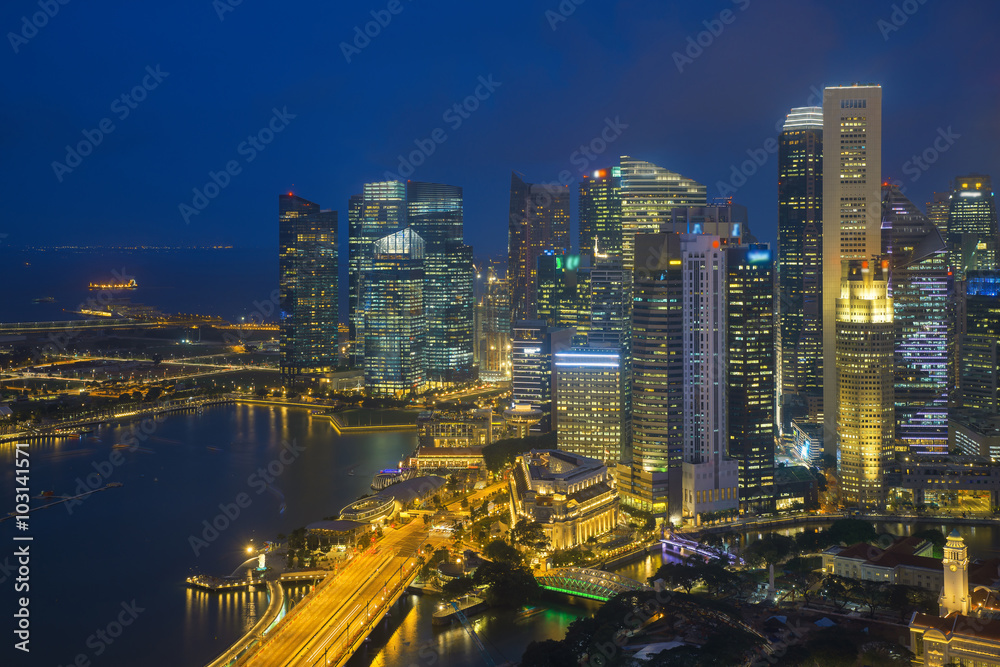 新加坡摩天大厦夜晚在码头湾
