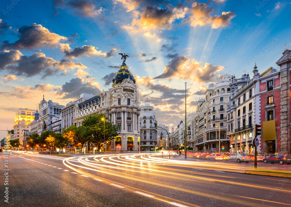 西班牙马德里，阿尔卡拉大街和格兰大道的城市景观。