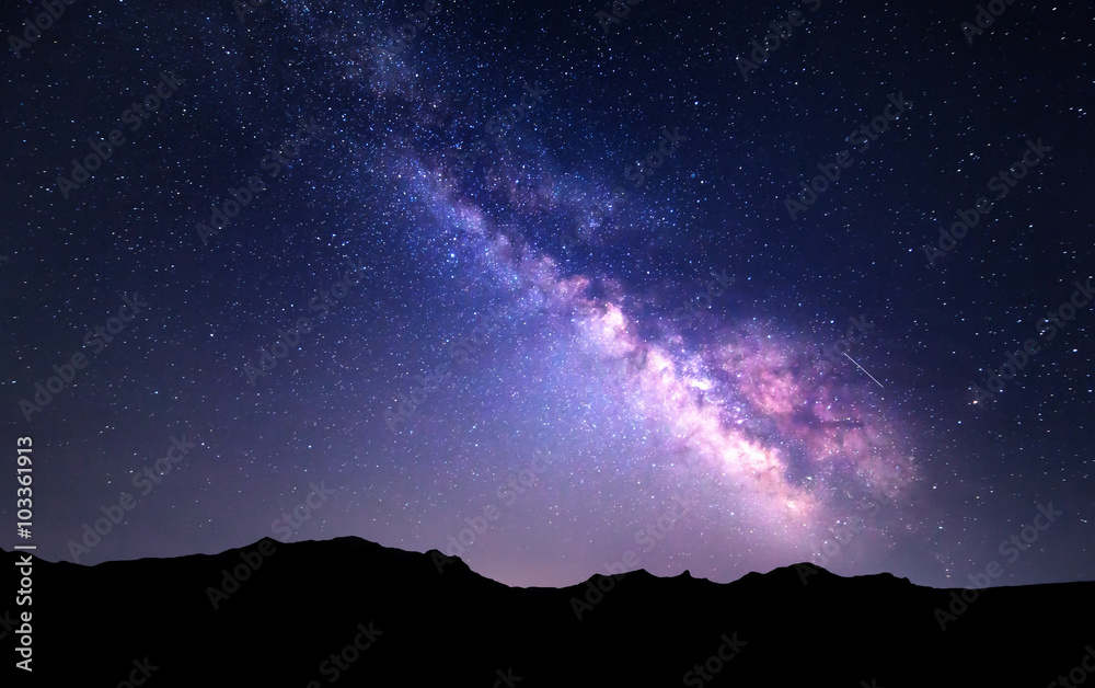 银河系的风景。山上有星星的夜空