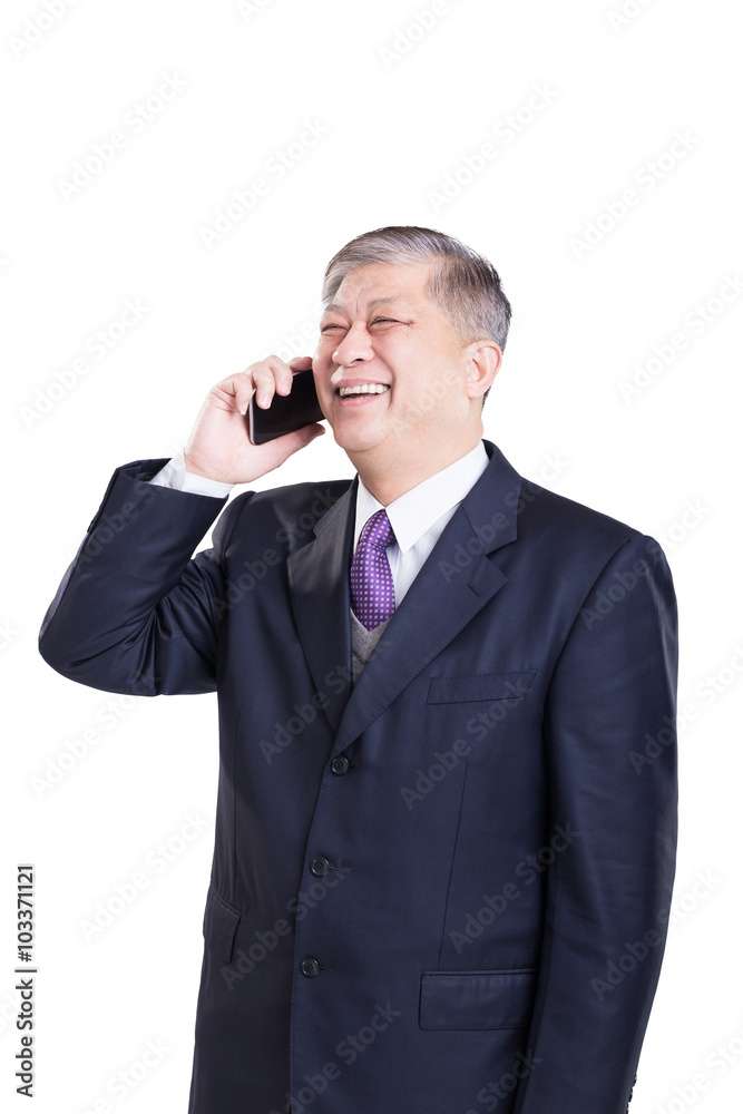 穿着西装的亚洲老商人拿着手机摆姿势