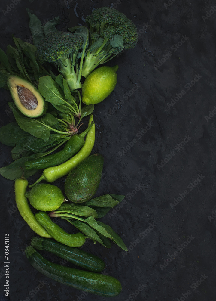 生绿色蔬菜套装。西兰花、鳄梨、胡椒、菠菜、祖奇尼、青柠配深色核果