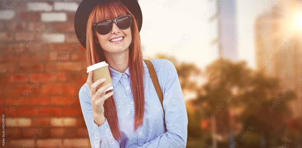 微笑的时髦女人喝咖啡的合成图像