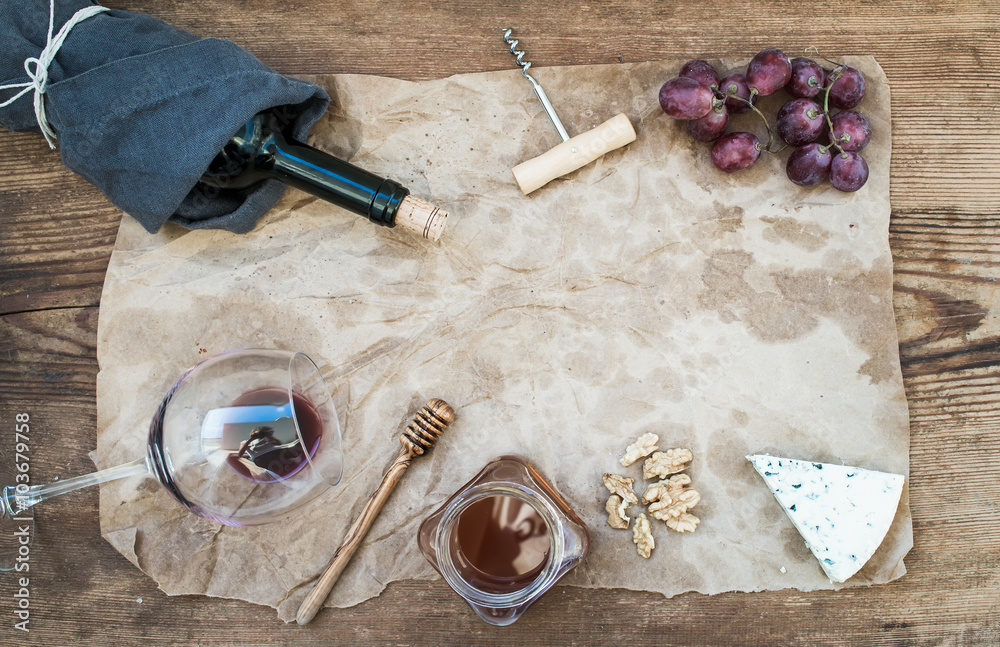 葡萄酒和开胃菜套装，中间有复制空间。一杯红酒、酒瓶、开瓶器、蓝奶酪
