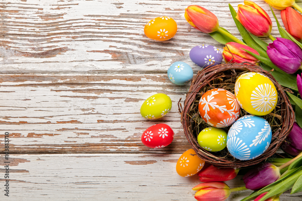 木板上的复活节彩蛋和郁金香