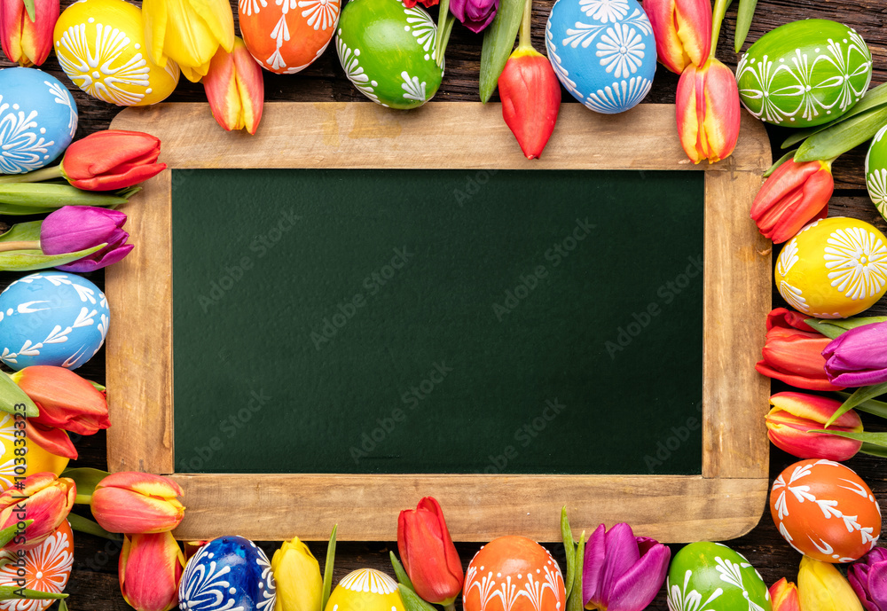 复活节彩蛋和带黑板的郁金香