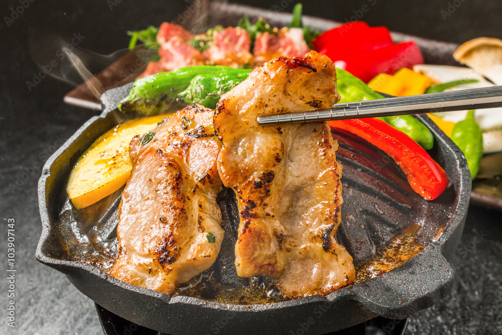 黒豚で焼きとん Iron pan pork roasted meat
