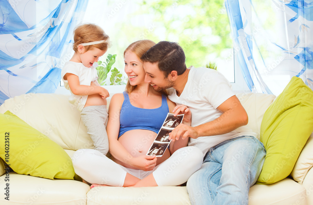 幸福的家庭在等待看起来像婴儿的超声波孕妇，d