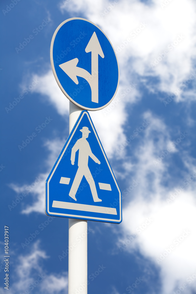 街道交通标志和蓝天背景