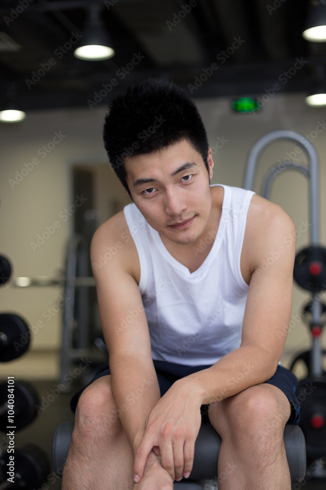 年轻人在现代健身房锻炼