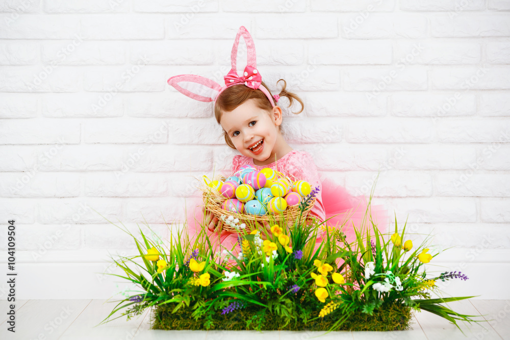 快乐的孩子穿着复活节兔子装，带着鸡蛋和绿草的智慧