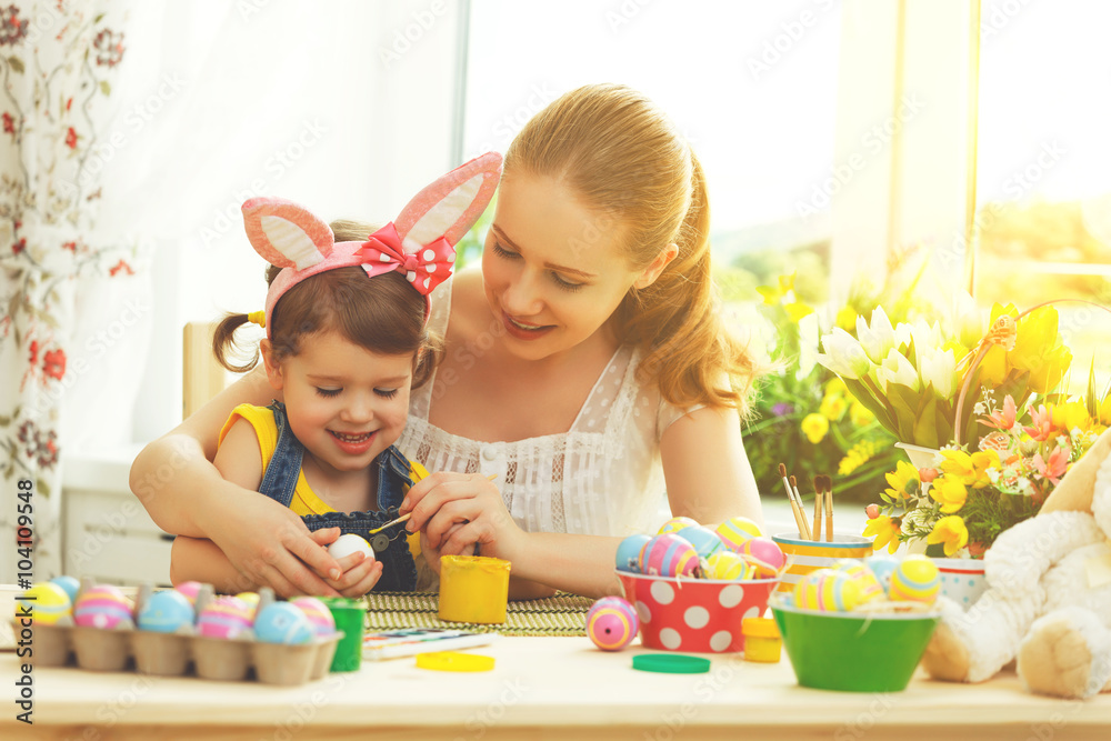 幸福家庭母子为复活节画彩蛋