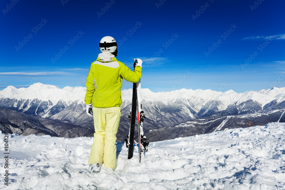 滑雪女子翻山越岭的背面肖像