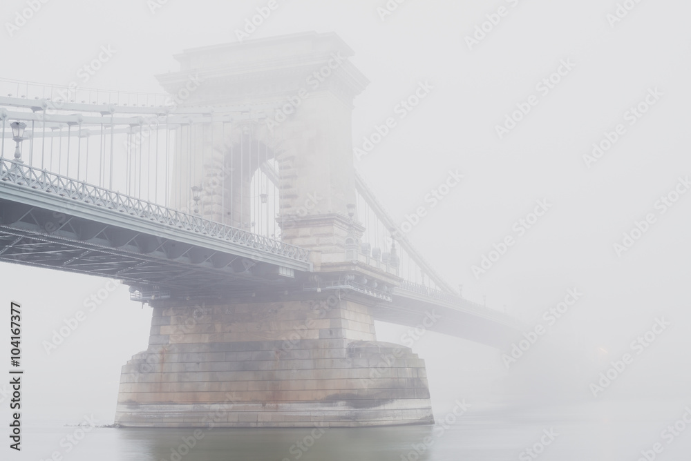 雾中的匈牙利布达佩斯链桥