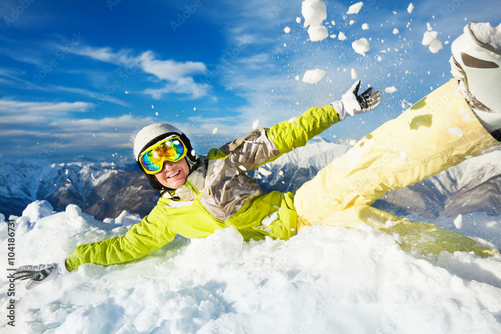 快乐的滑雪者女人跳进去扔雪