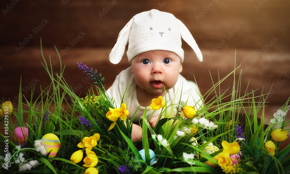 快乐的孩子，打扮成草地上的复活节兔子