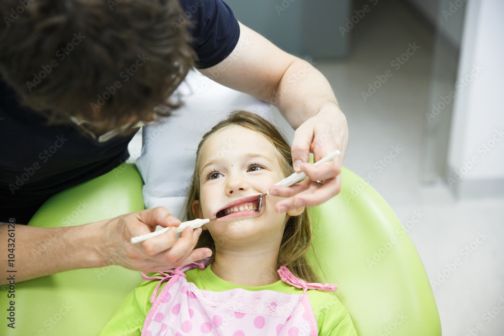正在进行定期牙科检查的儿童患者