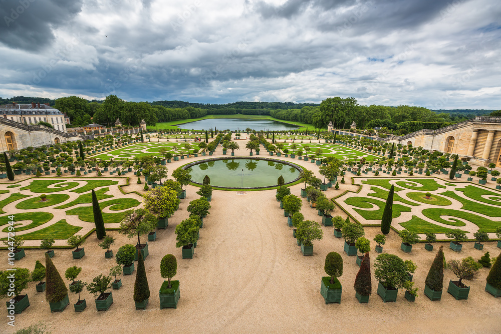 法国凡尔赛著名宫殿中的美丽花园