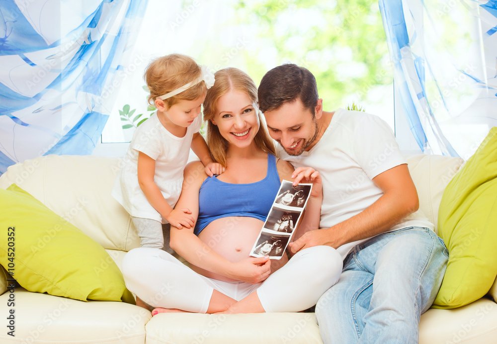 幸福的家庭在等待看起来像婴儿的超声波孕妈妈，d