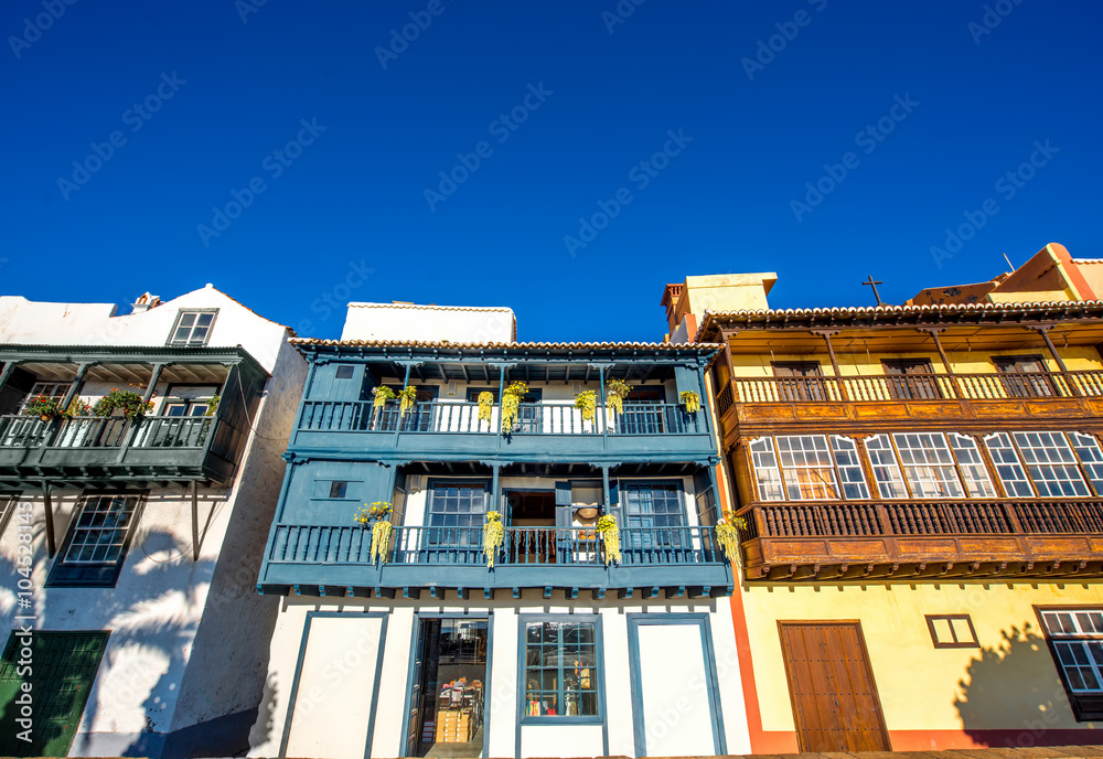 西班牙拉帕尔马岛圣克鲁斯市著名的古老多彩阳台，装饰着鲜花