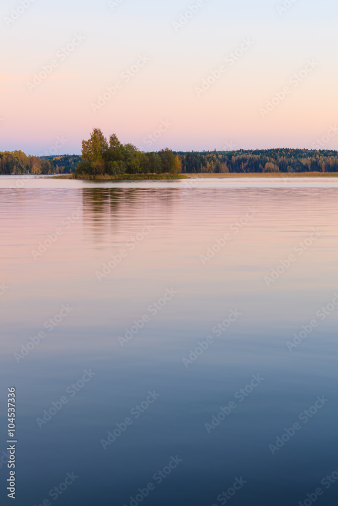 芬兰黄昏时的宁静湖景