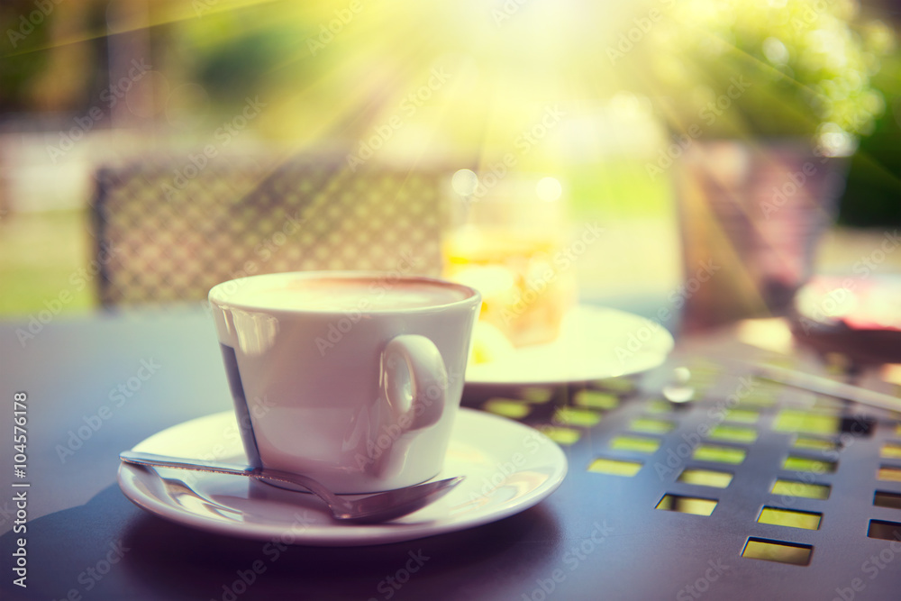 阳光下桌上的一杯咖啡