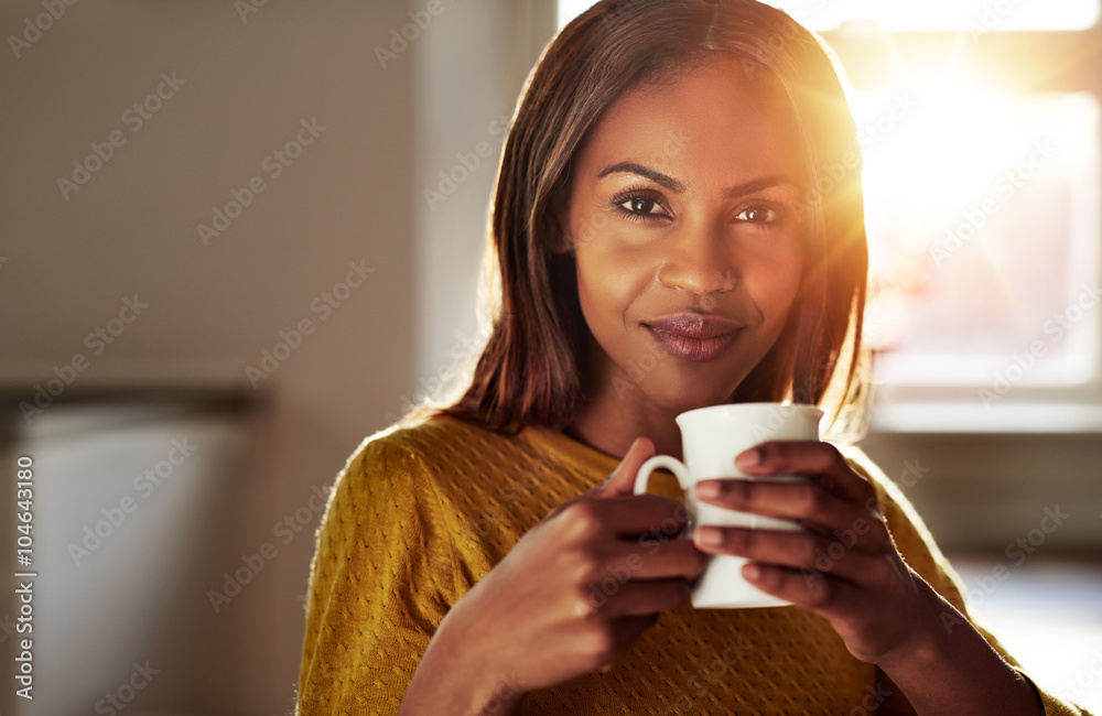 微笑友好的年轻黑人女性喝咖啡