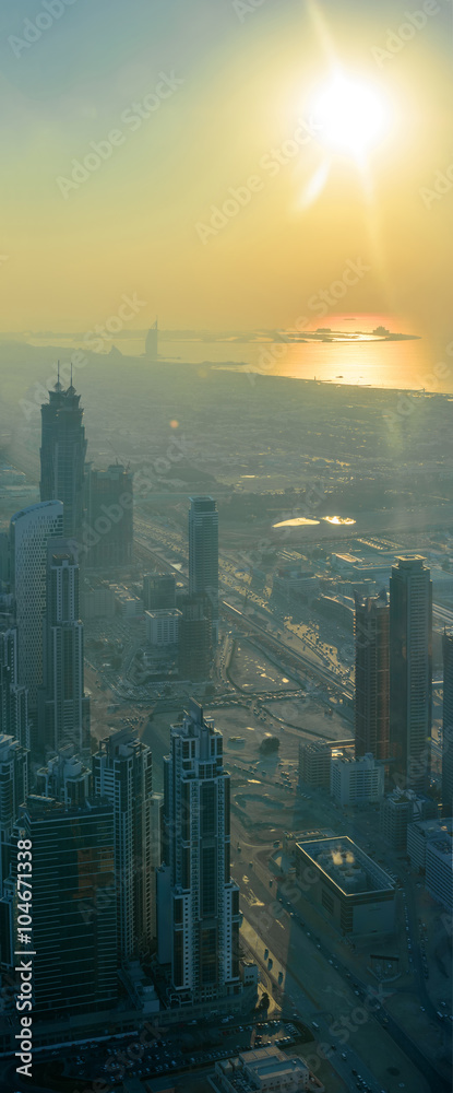 迪拜日落时的摩天大楼