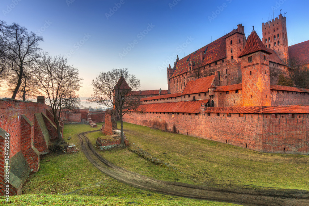 日落时分，波兰马尔博克的条顿骑士团城堡