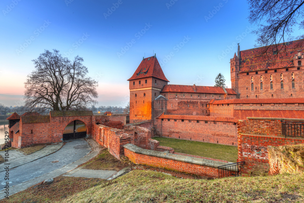 日落时分，波兰马尔博克的条顿骑士团城堡