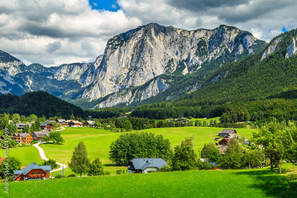 奥地利阿尔陶塞令人惊叹的绿色田野和高山村庄