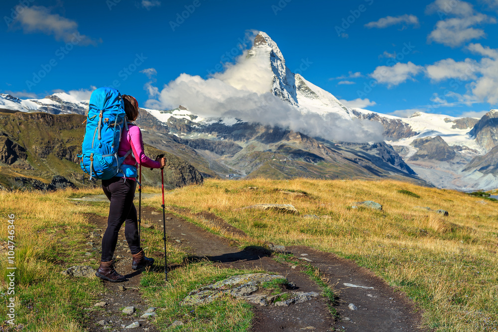 瑞士瓦莱州马特洪峰背景下的运动型徒步旅行者