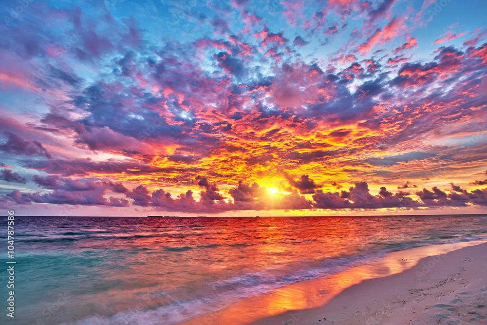 马尔代夫海洋上五彩缤纷的日落