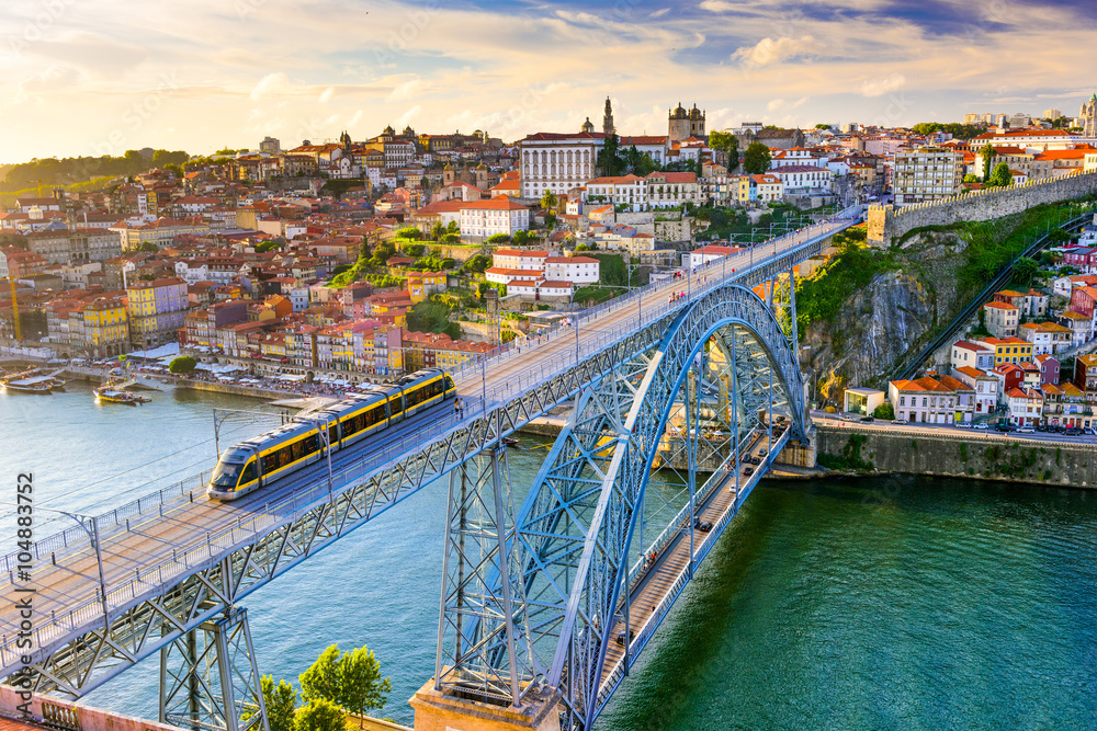 葡萄牙波尔图，杜罗河和多姆路易斯一世大桥上的城市景观。
