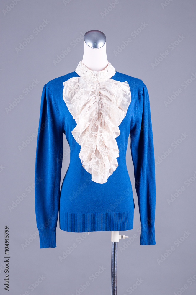 白色背景人体模型上的女性漂亮的蓝色连衣裙