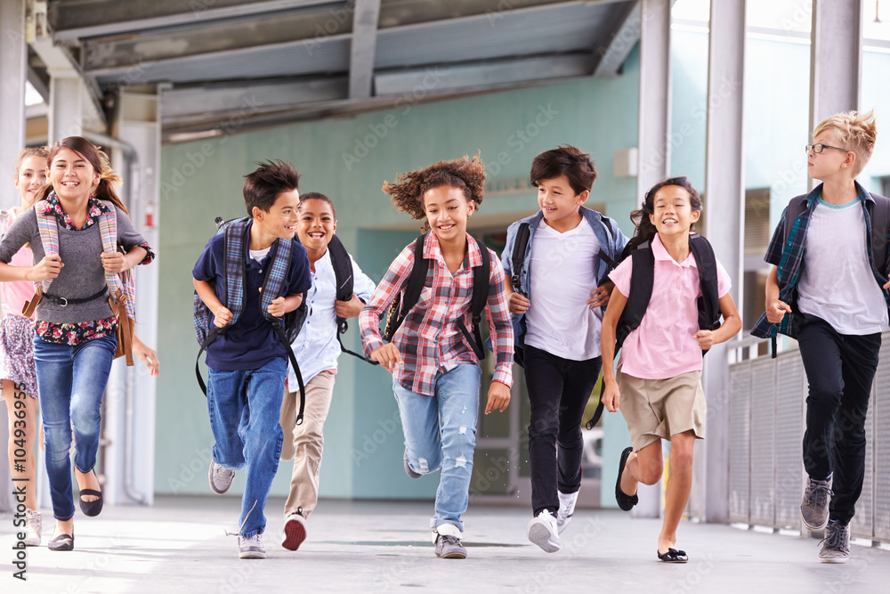 一群小学生在学校走廊里跑步
